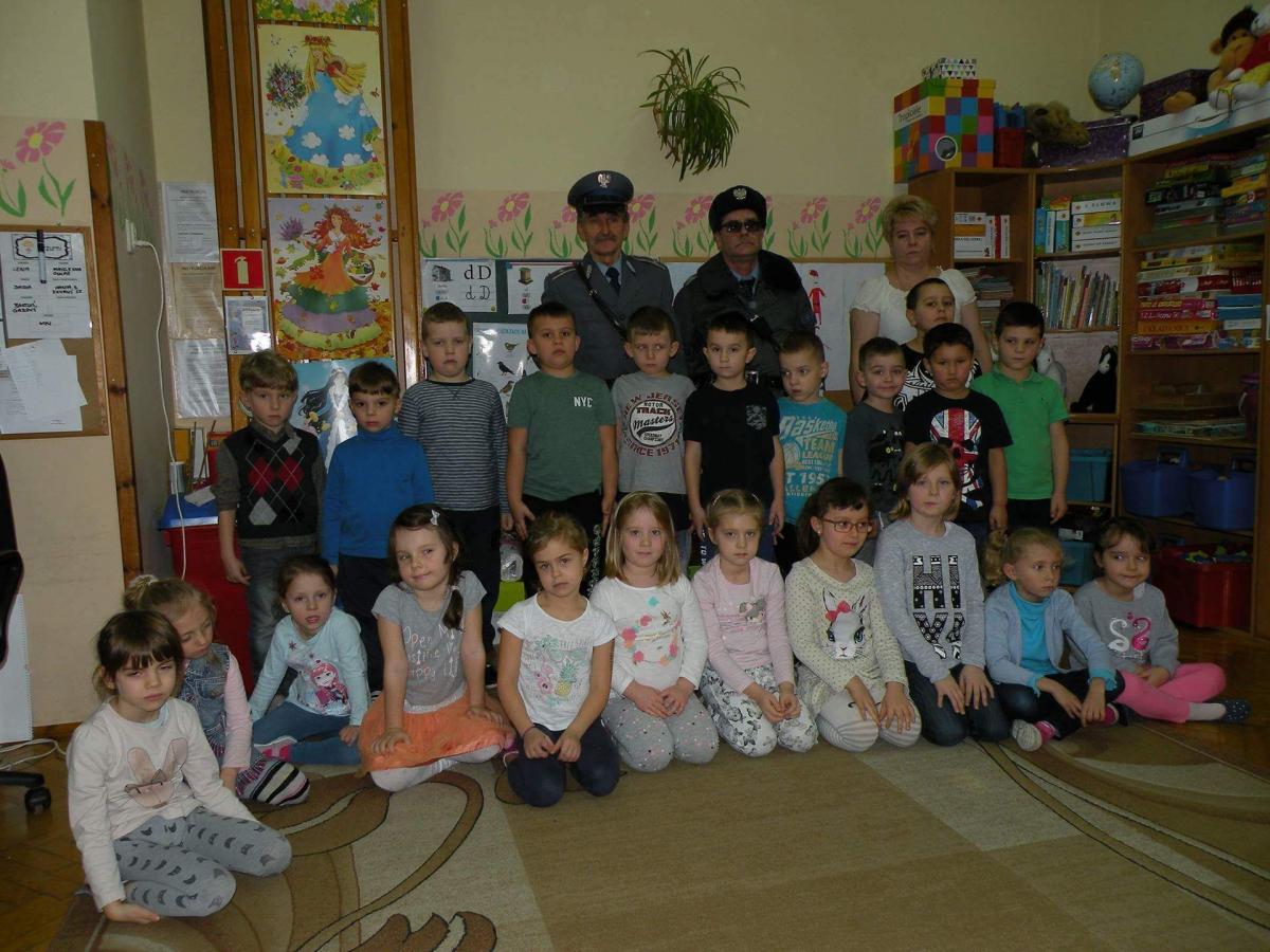 Przedszkolaki z „trójki” w towarzystwie pań nauczycielek i zaproszonych gości.<br/>fot.ze zbiorów własnych
