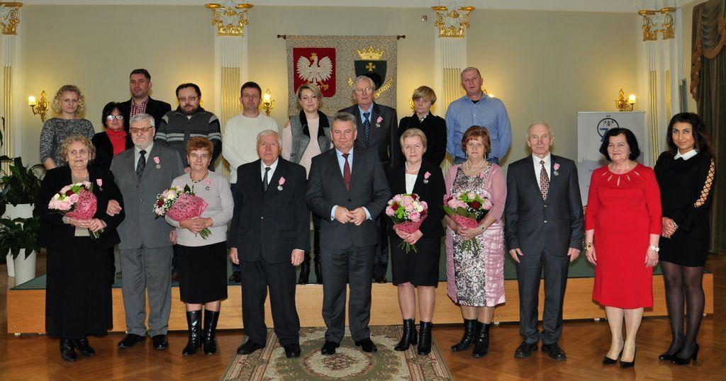 Szacowni Jubilaci w towarzystwie najbliższych, zastępcy prezydenta Przemyśla Janusza Hamryszczaka oraz kierownik Urzędu Stanu Cywilnego Urszuli Golec.<br/>fot.UM Przemyśl
