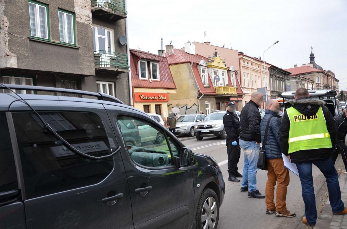 Mężczyzna zmarł na ul. Grunwaldzkiej w drodze do szpitala.<br/>fot.Anna Nehrybecka