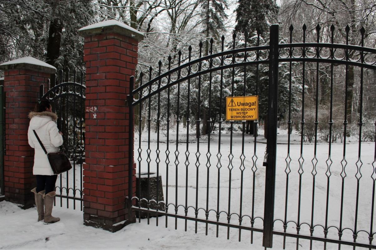 Park Miejski w Jarosławiu zamknięty. Na koniec przyszłorocznych wakacji ma być udostępniony w nowym wydaniu.<br/>fot.Roman Kijanka