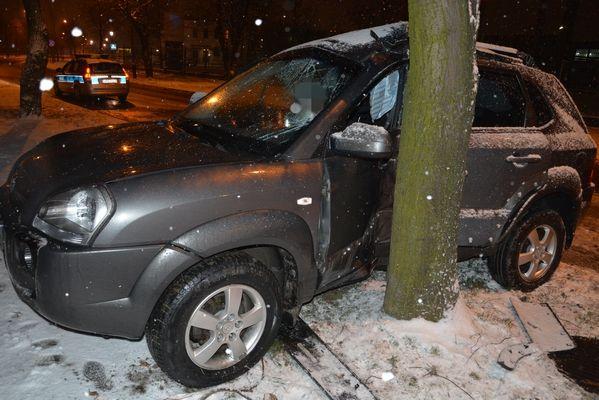 Samochód zjechał z drogi i uderzył w drzewo. <br/>fot.KMP Krosno
