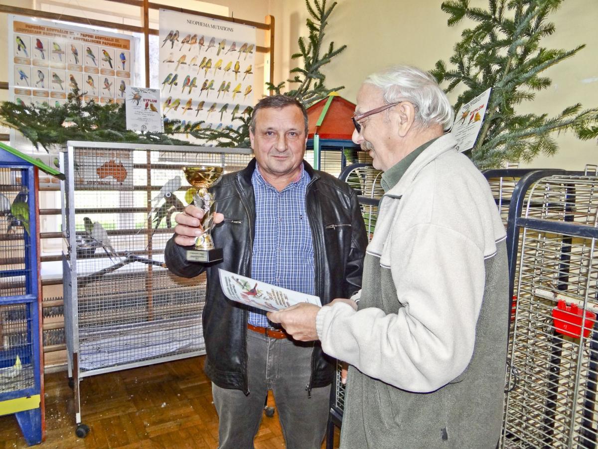 Trud hodowcy zasługuje na uznanie. Na zdjęciu Stanisław Gas odbiera dyplom i puchar od Zdzisława Jandy.<br/>fot.zbiory własne