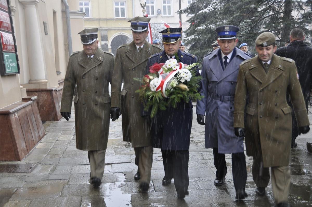 Pełniący dzisiaj służbę funkcjonariusze pamiętają o kolegach, którzy przed laty nieśli pokój pod niebieską flagą ONZ.<br/>fot.UM Jarosław