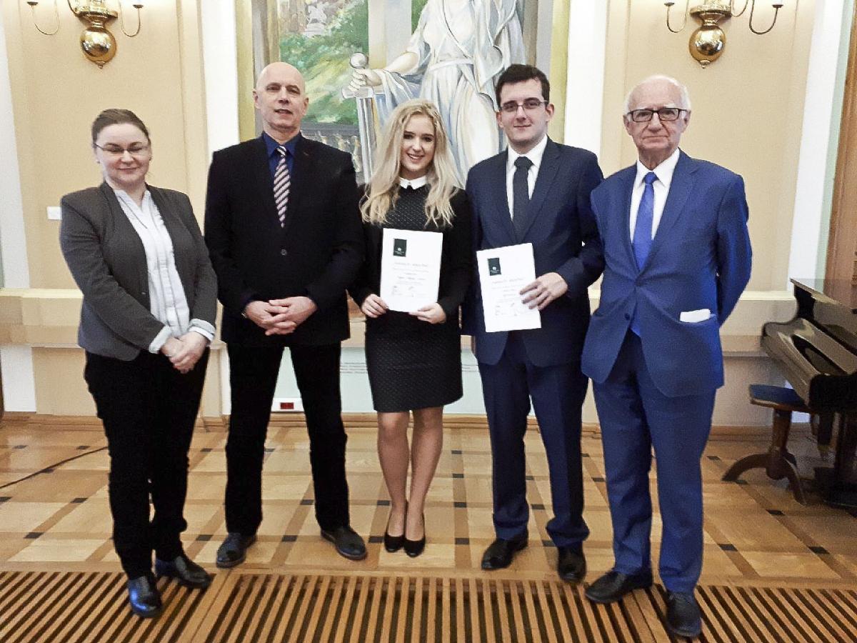 Na zdjęciu (od lewej): Aneta Bednarczyk, polonistka z I LO w Przemyślu, Janusz Czarniecki, rzecznik prasowy ORA w Rzeszowie, przemyscy laureaci Klaudia Godos i Michał Ekiert, dr Piotr Blajer, dziekan ORA.