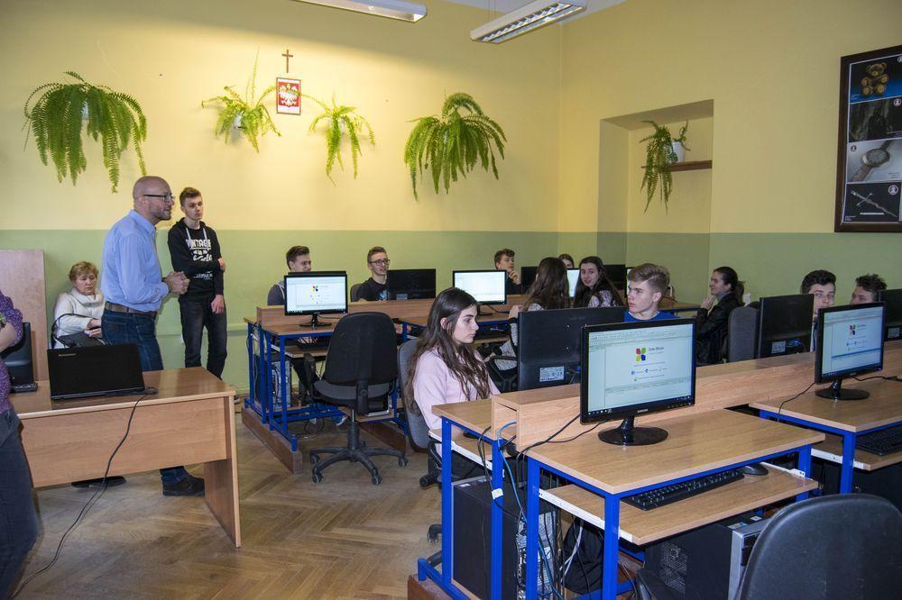 Nowoczesną pracownią informatyczną dla uczniów I Liceum Ogólnokształcącym w Przemyślu sfinansowano z pieniędzy Ministerstwa Obrony Narodowej w ramach programi „Informatyczne Zielone Garnizony”.<br/>fot.ze zbiorów I LO Przemyśl