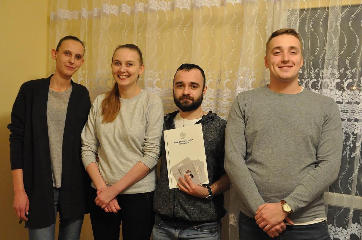 Wioleta Cichocka (druga z lewej) z siostrą Anetą, narzeczonym Bartkiem i wolontariuszem Szlachetnej Paczki Grzegorzem Kozakiem. Zbiórka dla niej trwa na stronie: pomagam.pl/eqebx8wz<br/>fot.Paweł Bugira