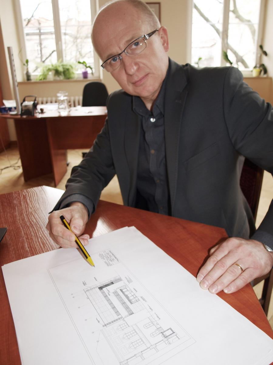 Dyrektor I LO w Przemyślu Tomasz Dziumak posiada całą dokumentację projektową planowanej inwestycji.<br/>fot.Mariusz Godos
