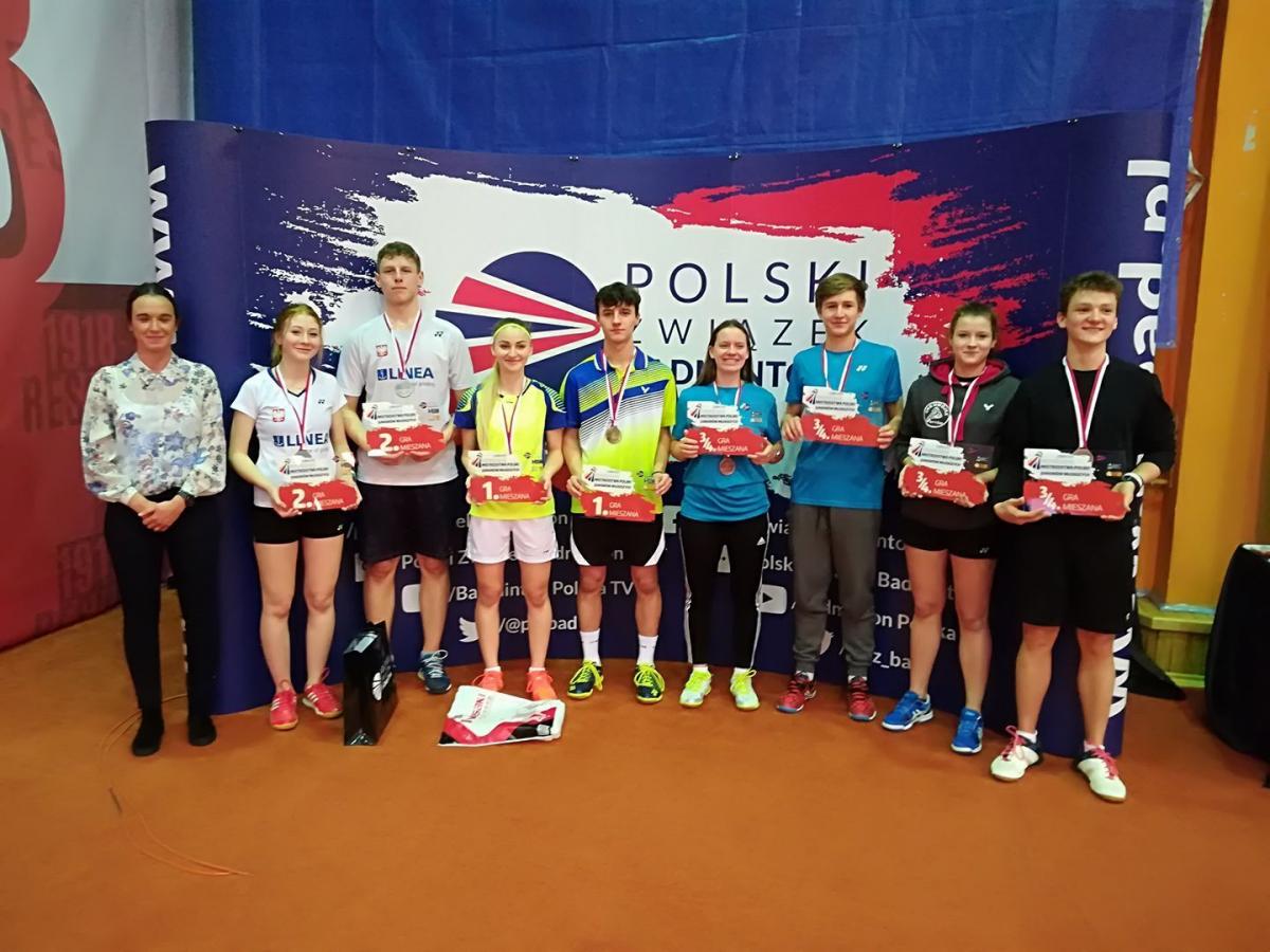 Złota para przemysko-kędzierzyńska Dominika Kwaśnik (czwarta z lewej) i Patryk Kordek (piąty z lewej) tuż po dekoracji.<br/>fot.ze zbiorów własnych