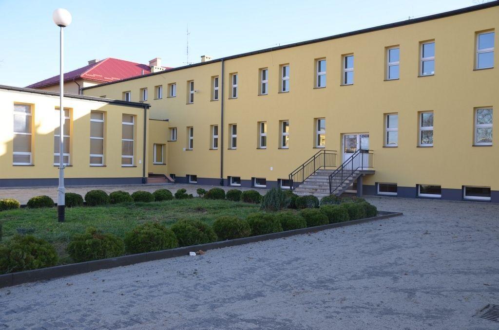 Budynki Zespołu Szkół Zawodowych im. Króla Jana III Sobieskiego w Przeworsku zyskały nie tylko pod względem ekonomicznym, ale i wizerunkowym.<br/>fot.Starostwo Powiatowe w Przeworsku