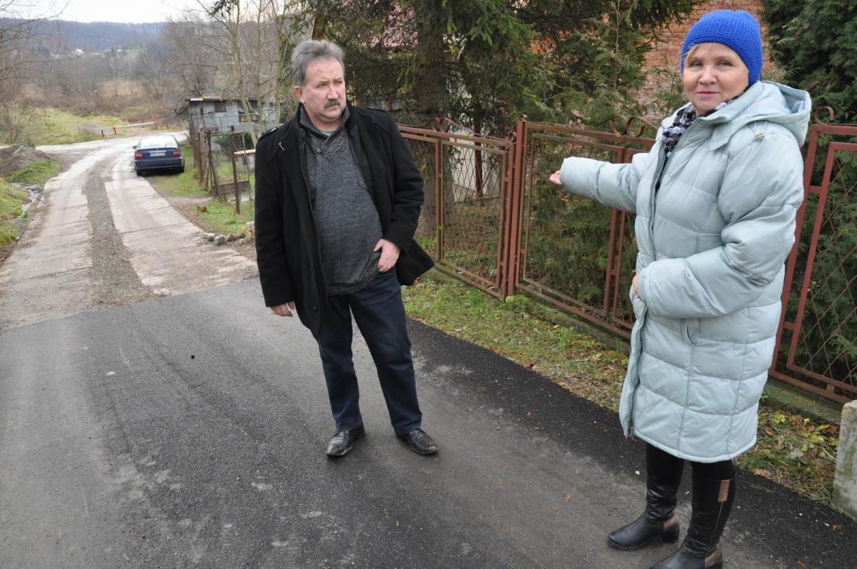 – Cała woda płynie na moją posesję – mówi Maria Sobolewska. Obok sołtys Ostrowa Tomasz Solarski. <br/>fot.Paweł Bugira