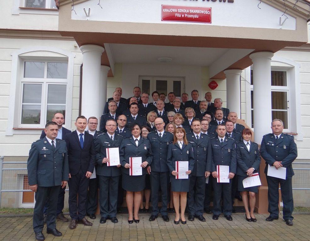 Kandydaci na oficerów młodszych po pomyślnie zdanych egzaminach w Przemyślu.<br/>fot.KAS 