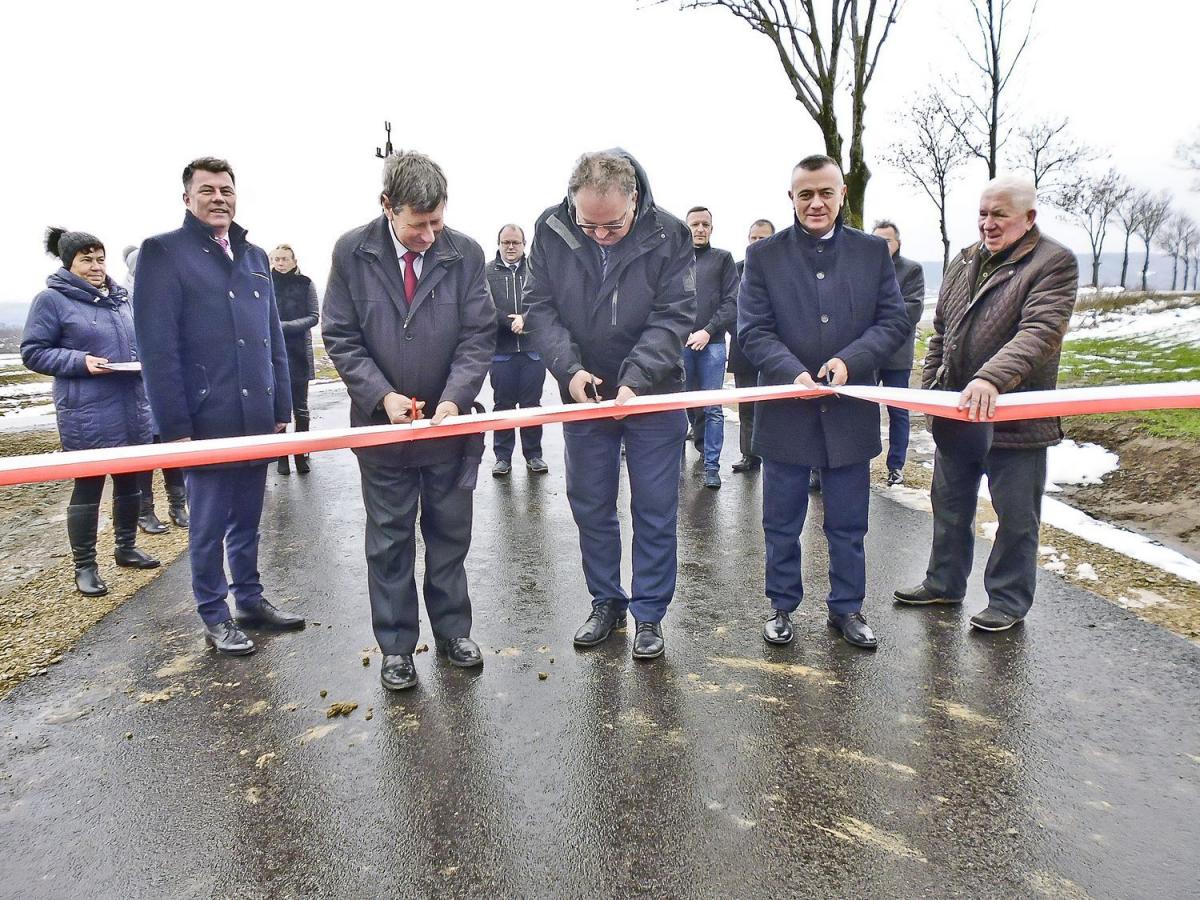 W uroczystym przecięciu wstęgi uczestniczyli m.in. (od lewej): sekretarz gminy Leszek Urban, przedstawiciel wykonawcy, wicewojewoda podkarpacki Piotr Pilch, wójt gminy Fredropol Mariusz Śnieżek oraz jeden z mieszkańców gminy.<br/>fot.UG Fredropol