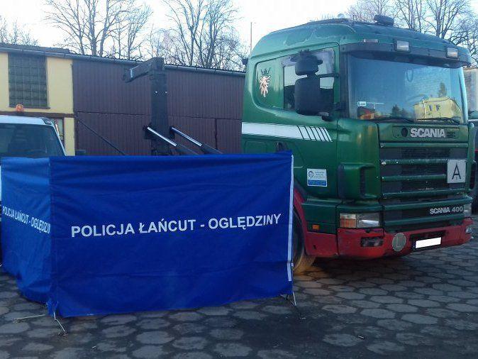 54-latka przygniotła ciężarówka, którą akurat próbował naprawić.<br/>fot.KPP Łańcut