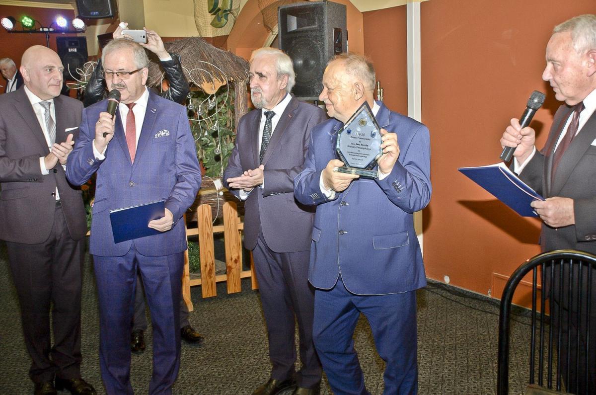 Statuetkę z numerem 1. Laur Terra Premisliensis otrzymał starosta przemyski Jan Pączek.<br/>fot.materiały organizatora