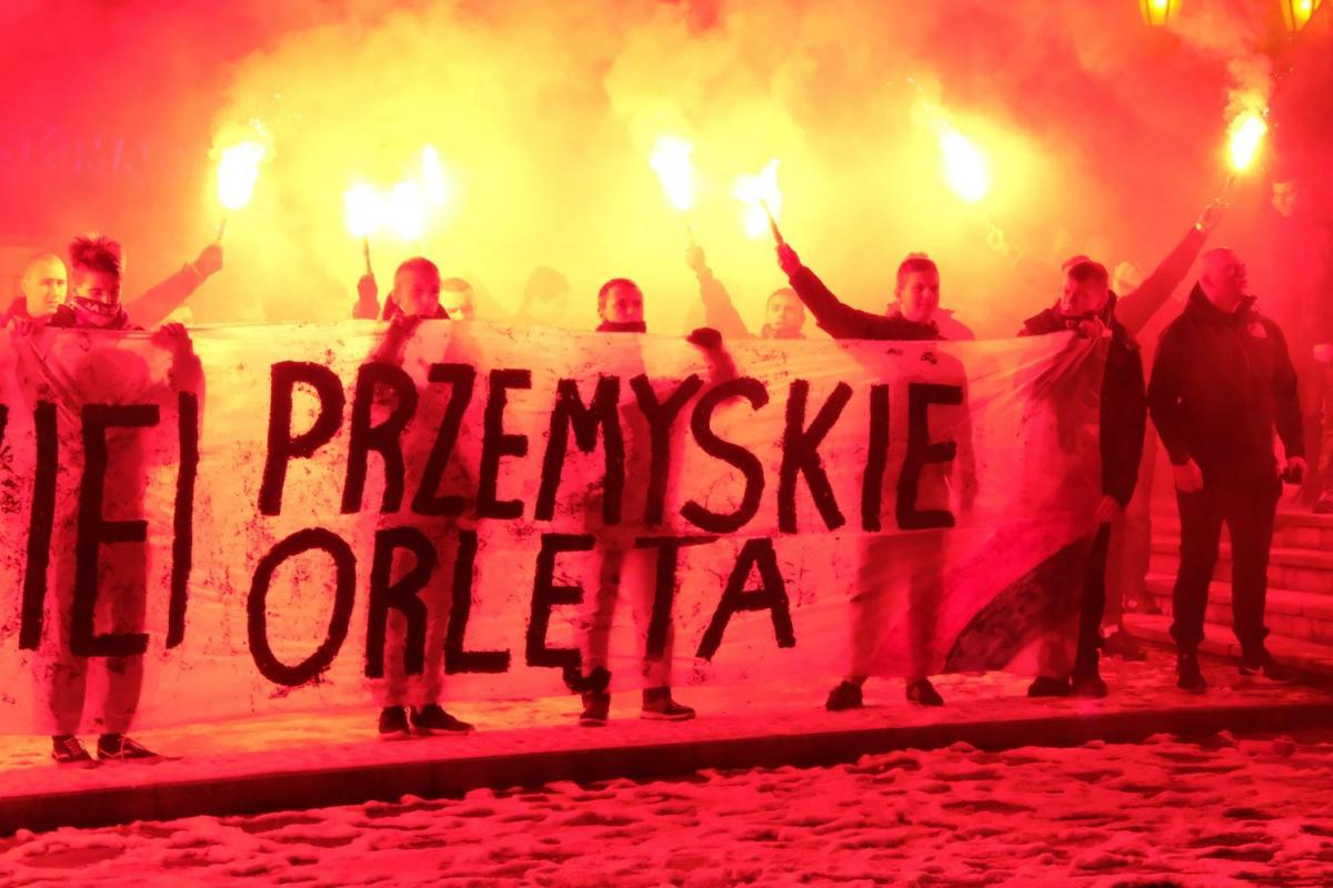 O efektowną oprawę pirotechniczną zadbali przemyscy kibice.<br/>fot.Jacek Szwic