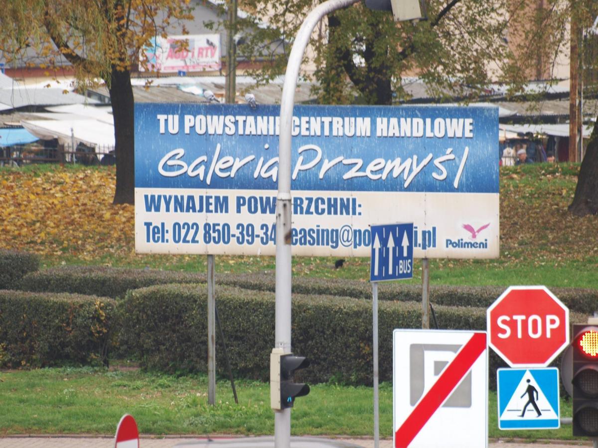Na placu Rotmistrza Pileckiego w Przemyślu od wielu lat znajduje się tablica z informacją, że w tym miejscu powstanie centrum handlowe „Galeria Przemyśl”. Miała zostać wybudowana przez spółkę Polimeni. <br/>fot.Mariusz Godos