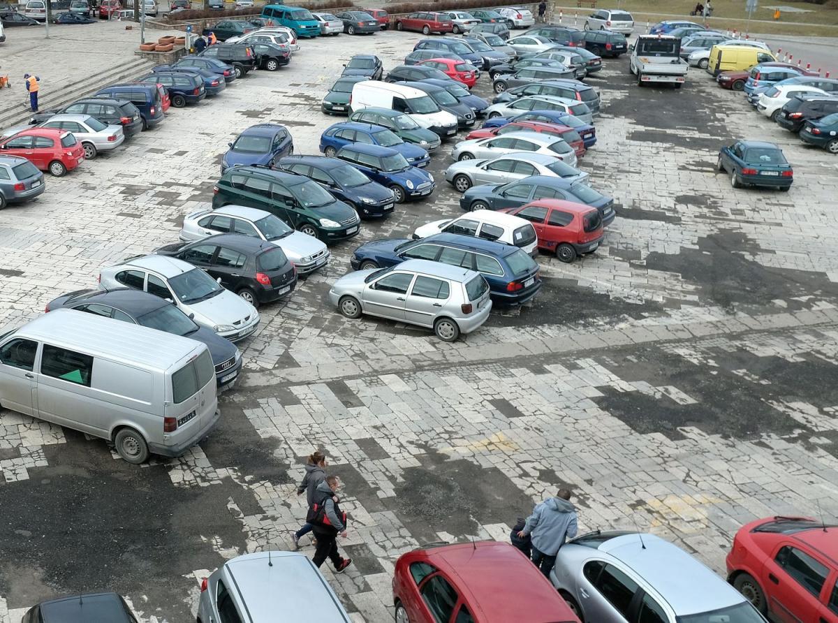 Jeszcze nie wiadomo, czy dojdzie do remontu parkingu na placu Rybim w Przemyślu.<br/>fot.zbiory własne