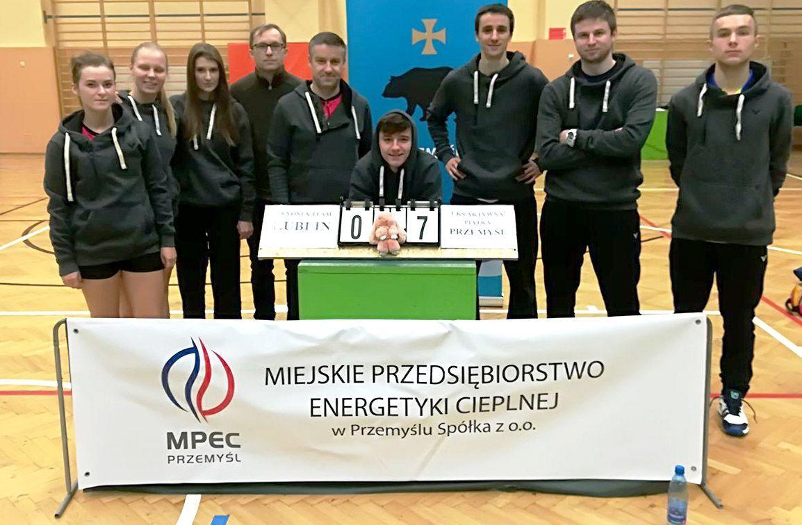 Przemyska ekipa tuż po wygranej do zera z ABRM Lublin. Od lewej: Katarzyna Kutacha, Hanna Szymańska, Anna Czempik, zastępca prezydenta Przemyśla Grzegorz Hayder, trener Dariusz Stańko, Patryk Kordek, Wojciech Stańko, Serhij Garist i Norbert Świerk.<br/>fot.ze zbiorów własnych