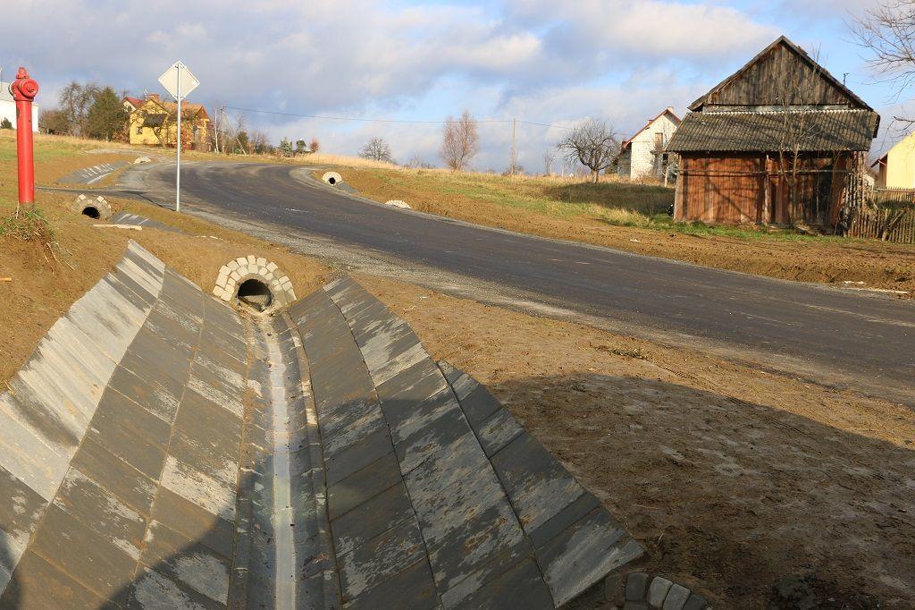 Ostatnią wyremontowaną trasą, która została oddana do użytku, była droga Pruchnik – Kramarzówka – Helusz. Stało się to 1 grudnia br.<br/>fot.Starostwo Powiatowe w Jarosławiu