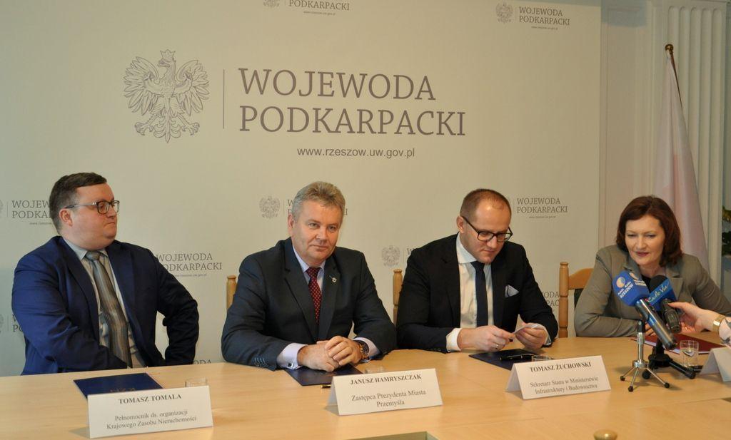 List intencyjny w sprawie przystąpienia Przemyśla do programu Mieszkanie Plus podpisali zastępca prezydenta miasta Janusz Hamryszczak oraz pełnomocnik rządu ds. budowy mieszkań, wiceminister infrastruktury i budownictwa Tomasz Żuchowski oraz pełnomocnik ds. organizacji Krajowego Zasobu Nieruchomości