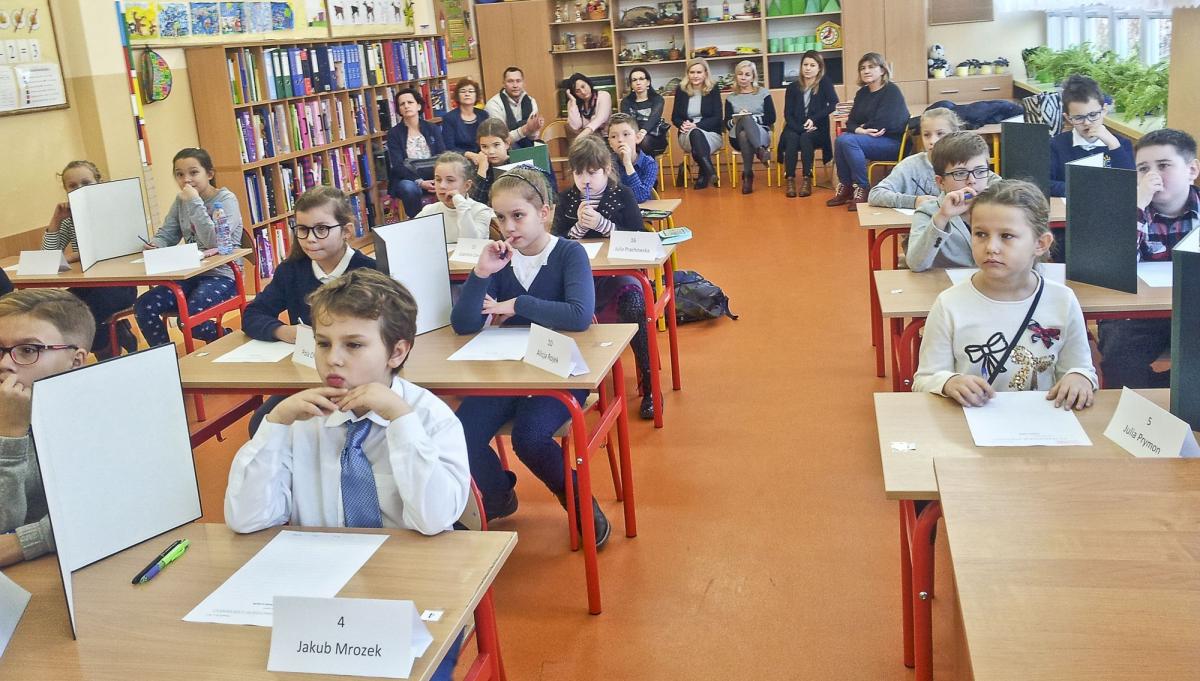 W jubileuszowym XV Przemyskim Dyktandzie do rywalizacji z zawiłościami ortograficznymi stanęło 36 uczniów.<br/>fot.ze zbiorów własnych