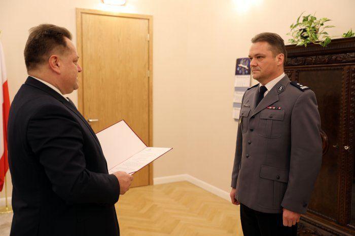 Jarosław Zieliński, wiceminister spraw wewnętrznych i administracji, wręcza mł. inspektorowi Henrykowi Moskwie akt mianowania na szefa podkarpackiej policji.<br/>fot.MSWiA