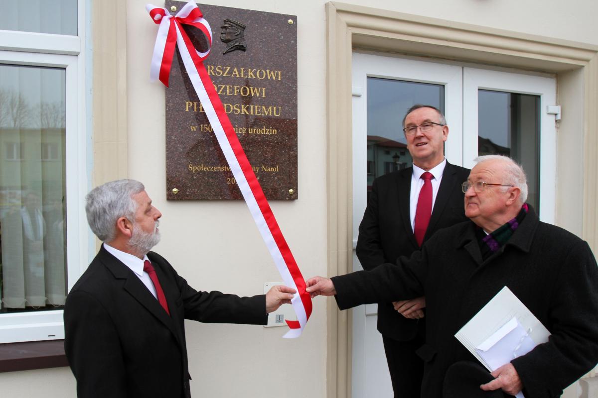 Tablicę umieszczono na południowej ścianie ratusza w Narolu. Odsłonili ją (od lewej): przewodniczący rady miejskiej Krzysztof Szawara, burmistrz Stanisław Woś oraz prof. Józef Waniurski.<br/>fot.Krzysztof Świętojański