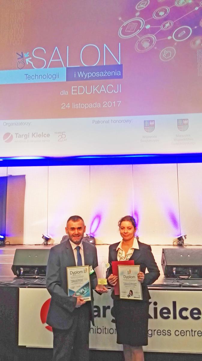 Dyrektor ZSTiO w Jarosławiu Adam Tomaszewski podczas uroczystej gali w Kielcach, będącej częścią II Forum Nowych Technologii i Innowacji  w Edukacji i Nauce. <br/>fot.ze zbiorów szkoły