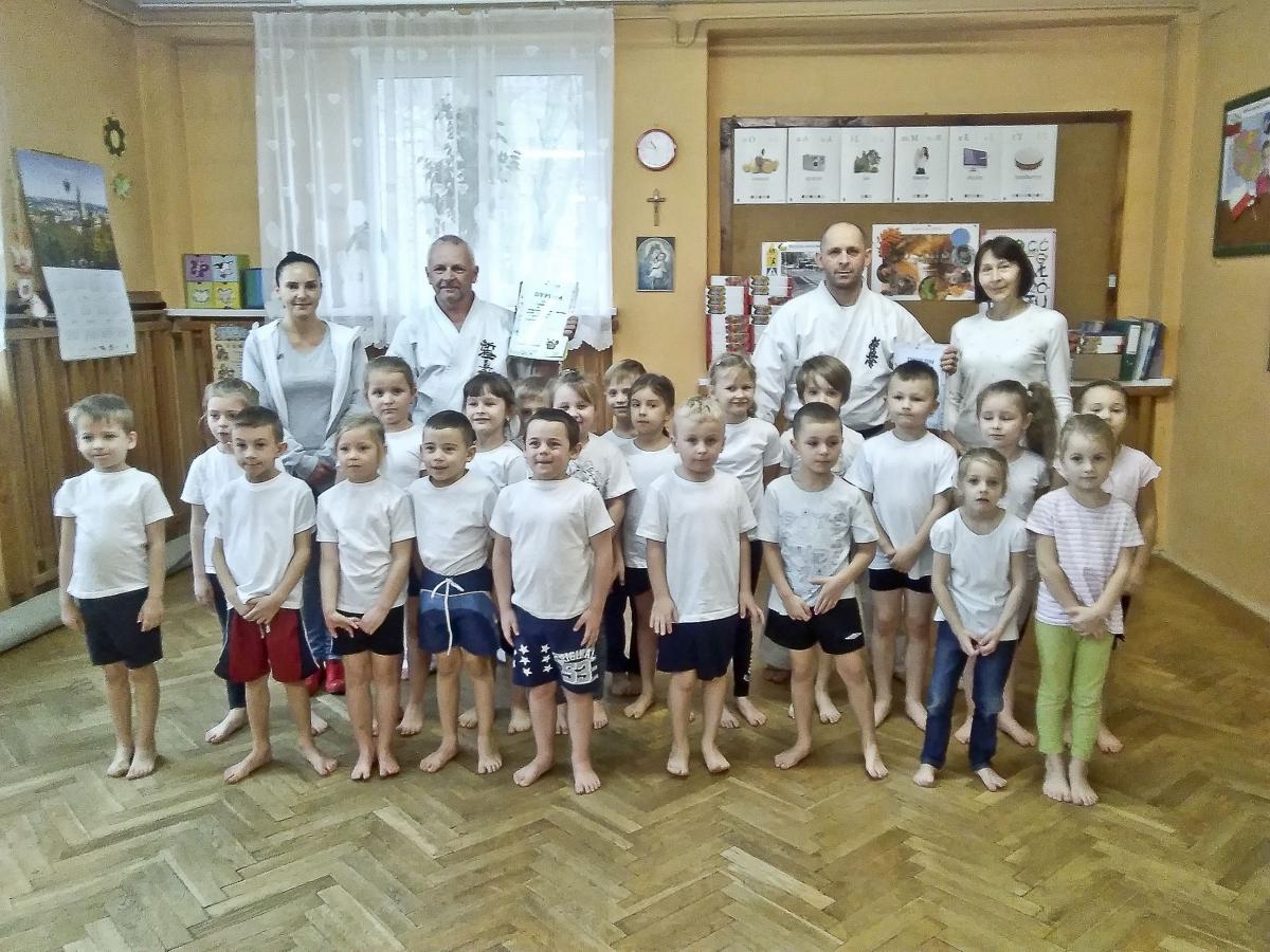 Oprócz treningu obaj karatecy uczyli techniki prawidłowego oddychania, koncentracji, samodyscypliny. Największe emocje towarzyszyły łamaniu kamienia. Maluchy zaniemówiły z wrażenia.<br/>fot.zbiory przedszkola