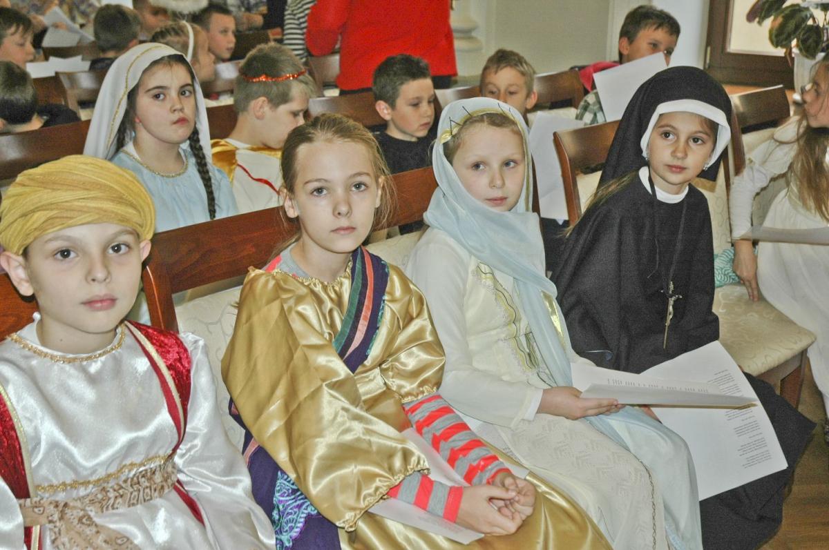 Dzieci pięknie prezentowały się w strojach świętych.<br/>fot.Marta Wajda