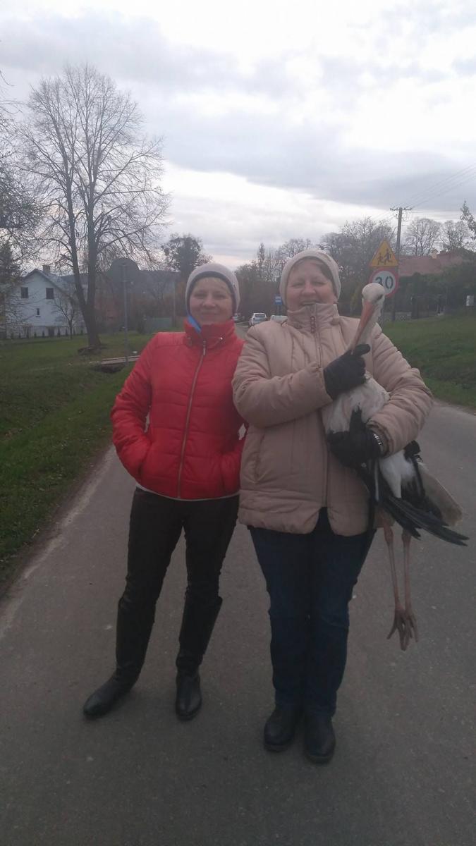 Pani Agnieszka podjęła, zakończoną sukcesem, próbę schwytania bociana błąkającego się po cmentarzu. Na zdjęciu z siostrą Ewą. <br/>fot.z prywatnych archiwów