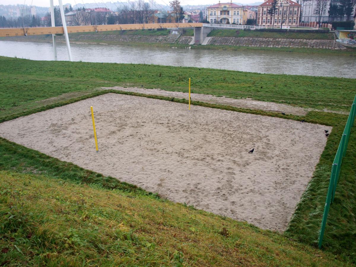 Boiska do siatkówki plażowej za ok. 60 tys. zł służą obecnie za... kuwety dla czworonogów, ale i żerowiska wron.<br/>fot.Mariusz Godos