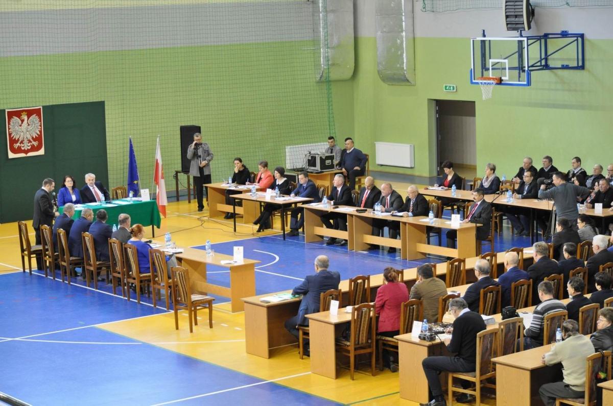 Usunięciu tablic poświęcona była specjalna sesja rady gminy Bircza. Poza radnymi obecni na niej byli przedstawiciele innych samorządów oraz mieszkańcy.<br/>fot.Paweł Bugira