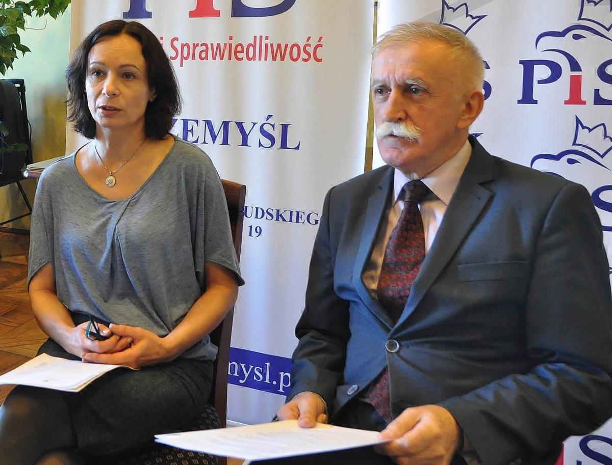 O zmianach w prawie zwiększających udział obywateli w demokracji mówili: przewodnicząca przemyskiej rady miejskiej Lucyna Podhalicz i wiceprzewodniczący rady Adam Łoziński.<br/>fot.Paweł Bugira