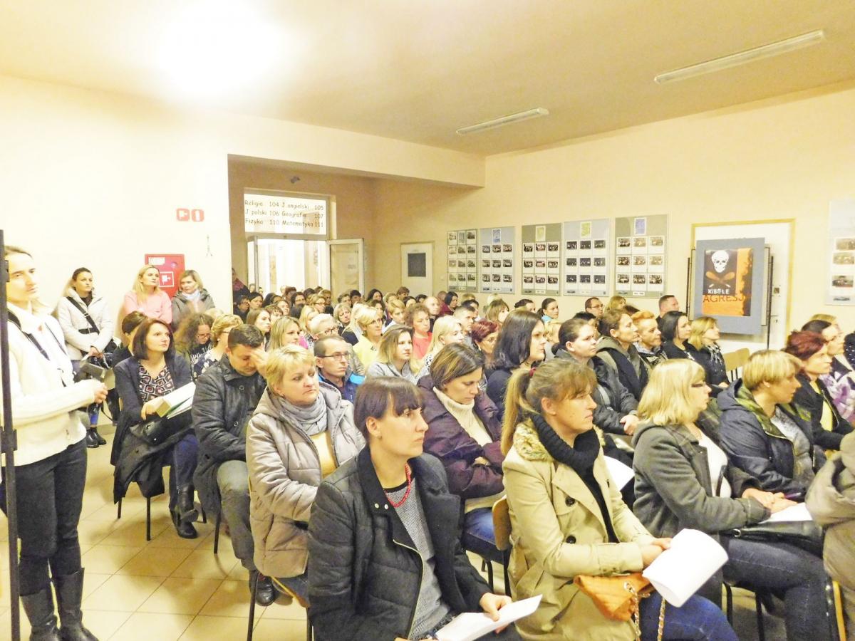 Na debatę zorganizowaną przez przeworską komendę powiatową policji do Gimnazjum nr 1 w Przeworsku przybyło wielu rodziców.<br/>fot.KPP Przeworsk
