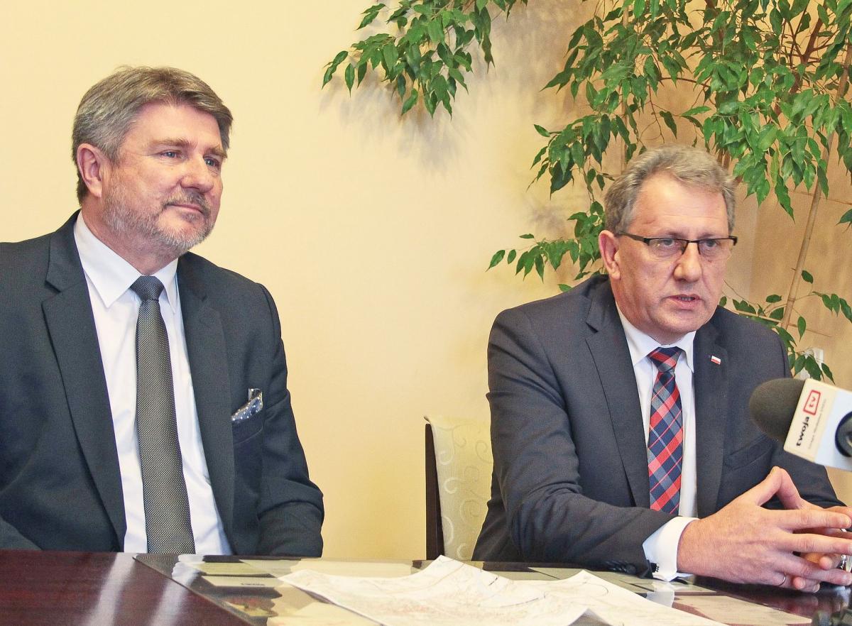 – Po dokładnej analizie przestawionej przez starostę Tadeusza Chrzana (po prawej) uznaliśmy, że budowa drugiego mostu w Jarosławiu jest inwestycją, która powinna jak najszybciej ruszyć – zapewniał B. Rzońca (po lewej).<br/>fot.Roman Kijanka