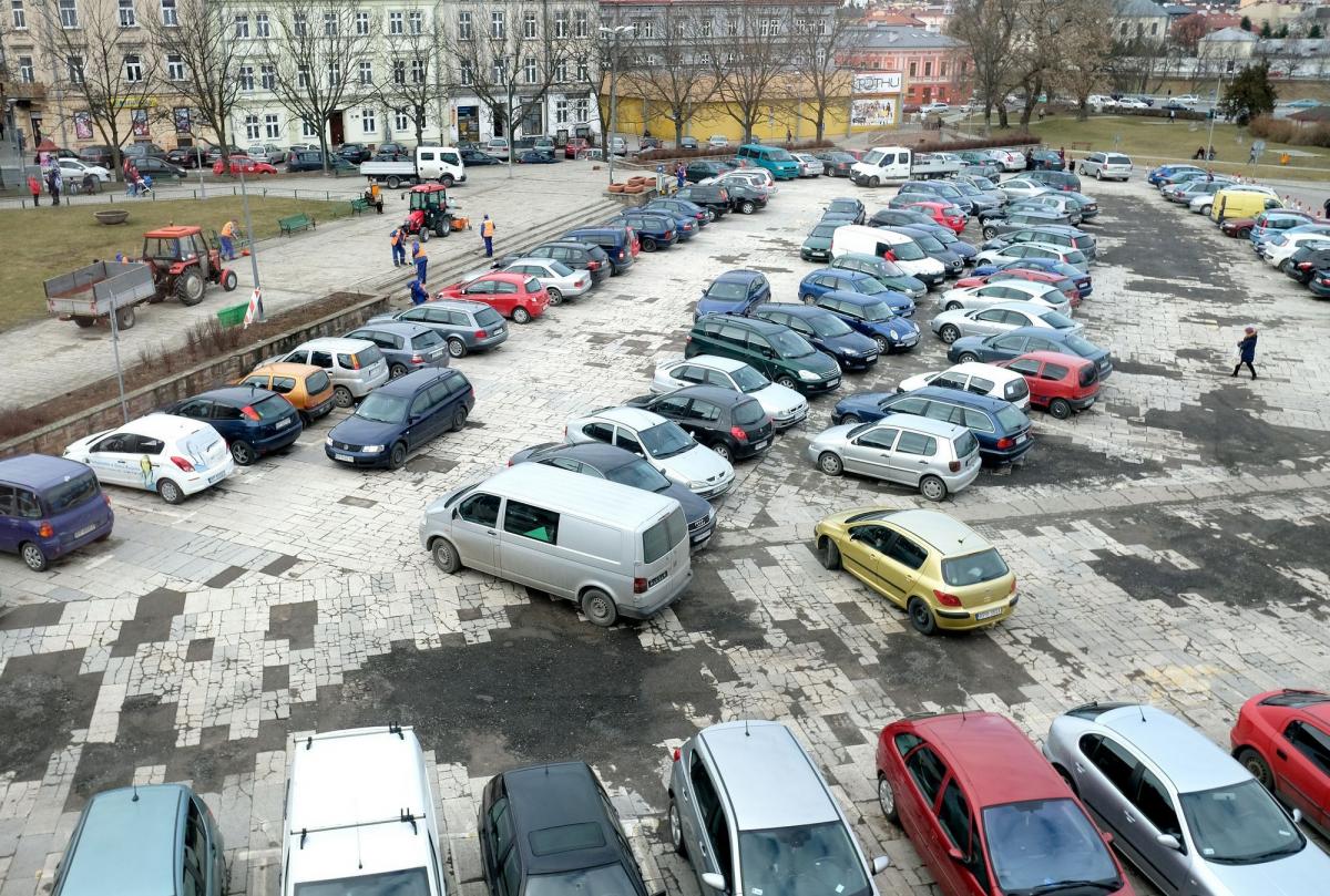 Położony w sercu miasta parking wreszcie doczeka się generalnego remontu.<br/>fot.zbiory własne