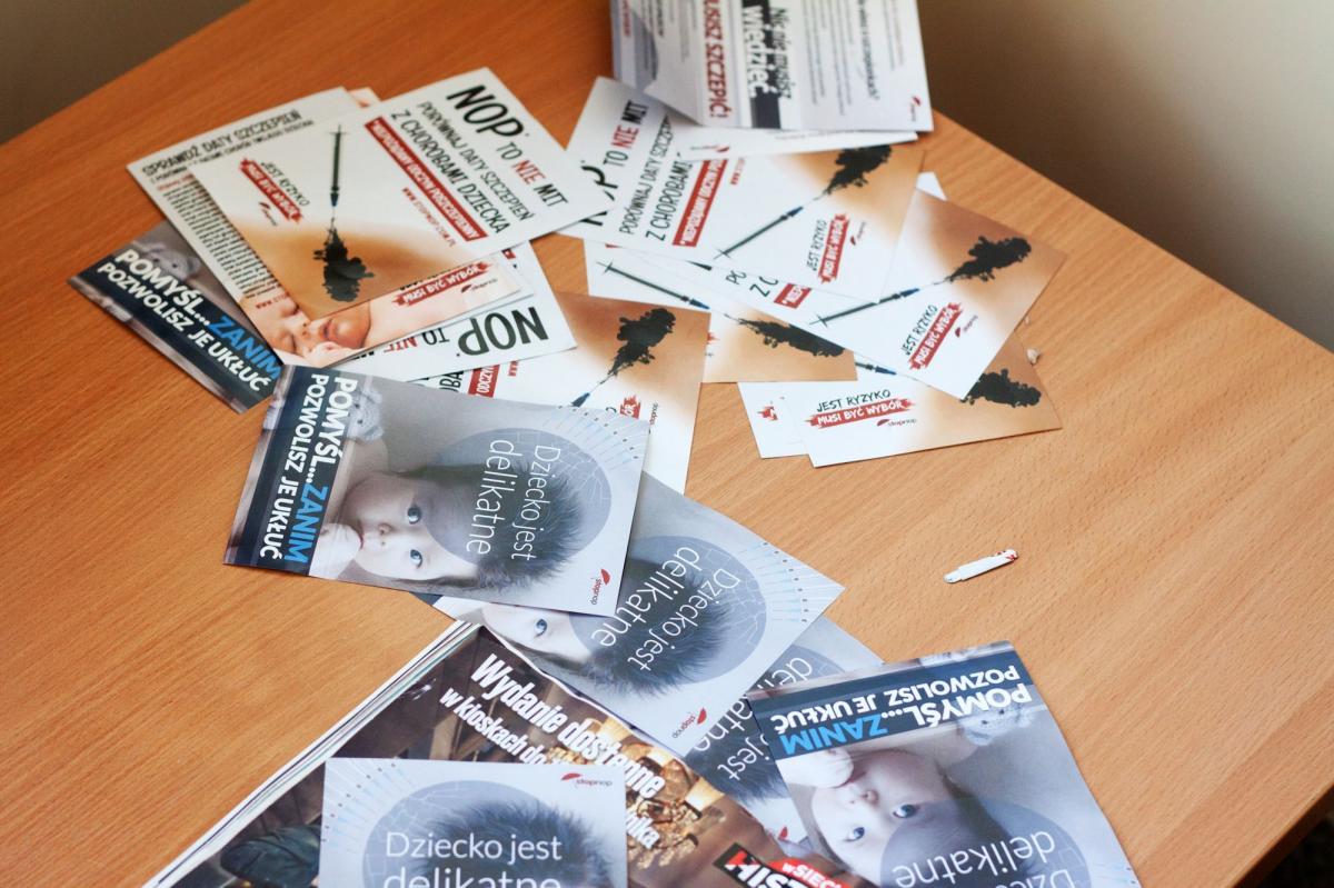 W poczekalni na oddziale noworodków Wojewódzkiego Szpitala im. św. o. Pio w Przemyślu pojawiły się ulotki nawołujące do nieszczepienia noworodków przeciwko chorobom zakaźnym.<br/>fot.Bartłomiej Pacek