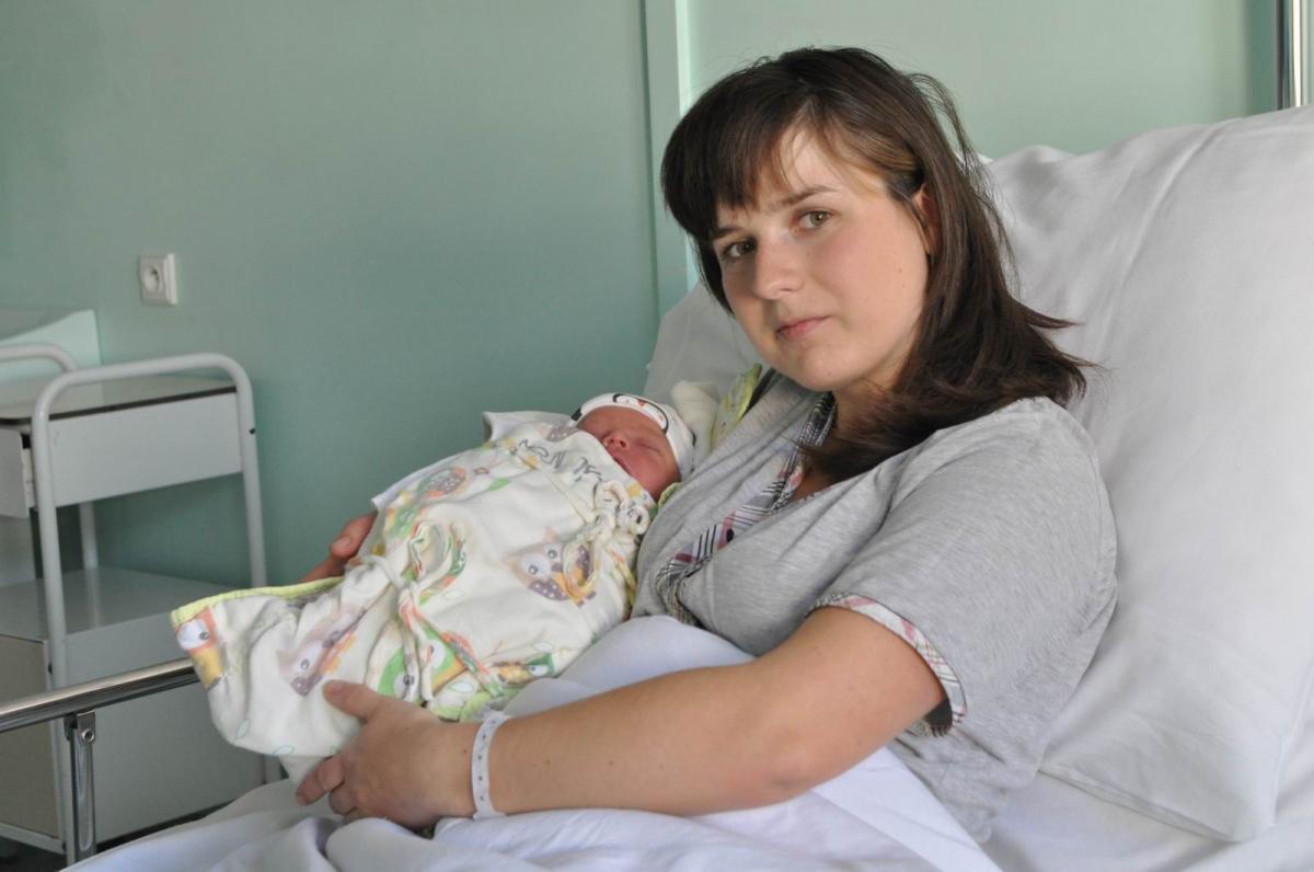 Pani Barbara z synkiem. Chłopczyk mierzy 51 cm i waży 3020 gram. To 1056 poród w tym roku w przemyskim szpitalu wojewódzkim. <br/>fot.Paweł Bugira
