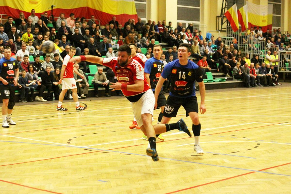 Maciej Kubisztal (rzuca) zdobył w Białej Podlaskiej 4 bramki.<br/>fot.Kamil Krukiewicz