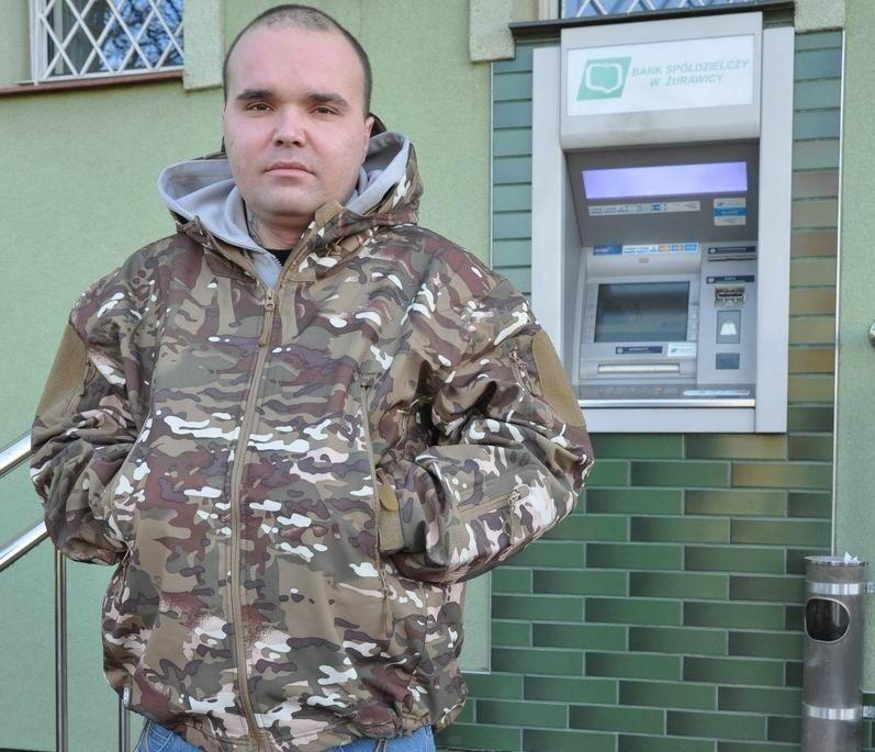 – Gdy jest ślisko, te schody są szalenie niebezpieczne – mówi Mateusz Cieleń. <br/>fot.Paweł Bugira