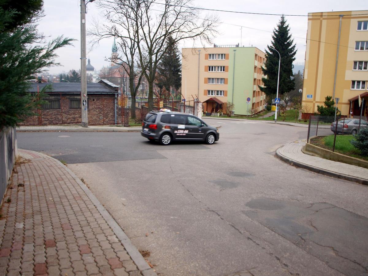 Ten kierowca, jeśli nie spojrzy w lustro, nie ma szans zauważyć pojazdu jadącego z ulicy Noskowskiego na ulicę Wróblewskiego.<br/>fot.Mariusz Godos