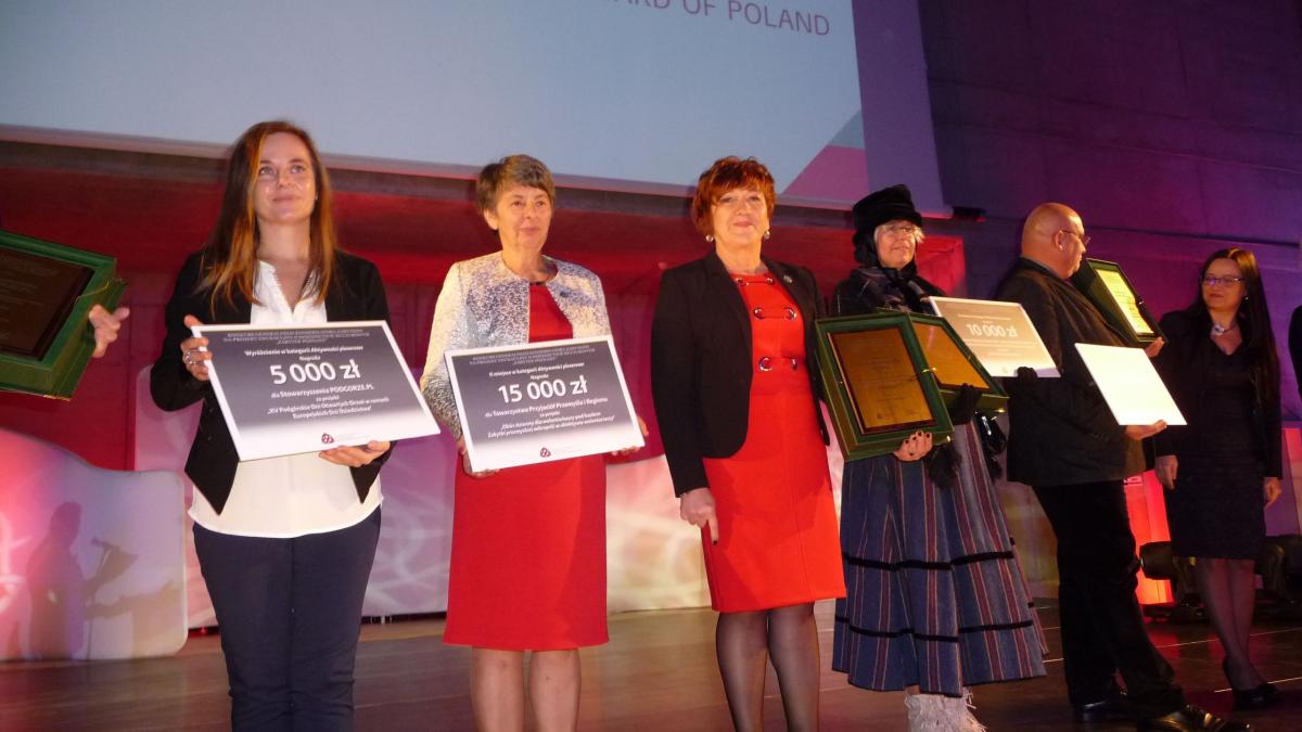 Podczas uroczystej gali nagrodę odebrały prezes Zarządu Towarzystwa Przyjaciół Przemyśla i Regionu Bogusława Pieczyńska (trzecia z lewej) oraz skarbnik Maria Gawlik.<br/>fot.ze zbiorów własnych