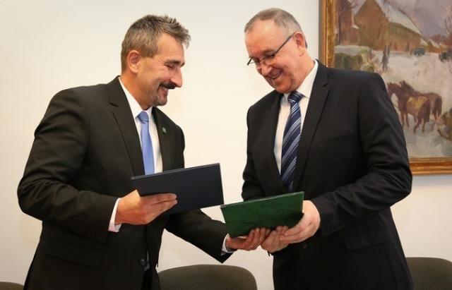 Umowę o współpracy podpisali gospodarze Narola i Tokaju: Stanisław Woś (P) i Posta Gyorgy (L). 