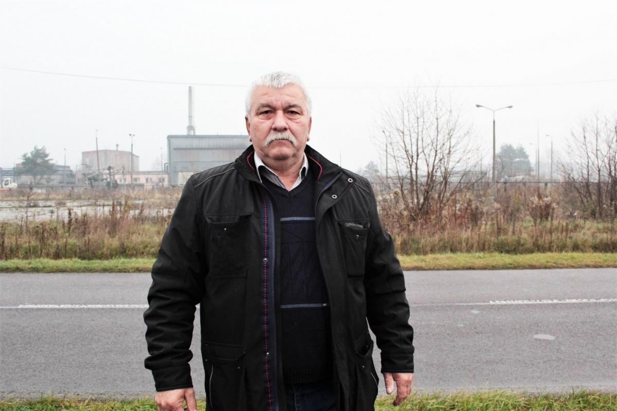 – Zrobiliśmy wszystko, co było można – uważa Roman Kozyra, sołtys Gniewczyny Łańcuckiej. Na placu w tle powstaje Wytwórnia Mas Bitumicznych.<br/>fot.Roman Kijanka