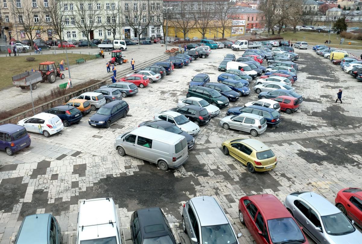 Położony w sercu miasta parking wreszcie doczeka się generalnego remontu.<br/>fot.zbiory własne