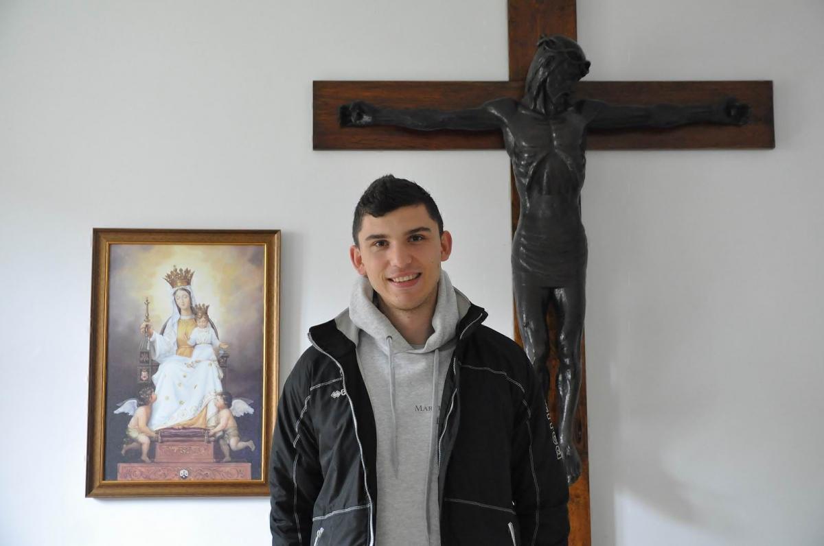 Marcin Zieliński ma 25 lat, mieszka w Skierniewicach i tam należy do wspólnoty „Głos Pana”, której jest liderem. Często jeździ po Polsce i uczestniczy w spotkaniach modlitewnych, podczas których głosi konferencje i posługuje modlitwą o uzdrowienie. <br/>fot.Paweł Bugira
