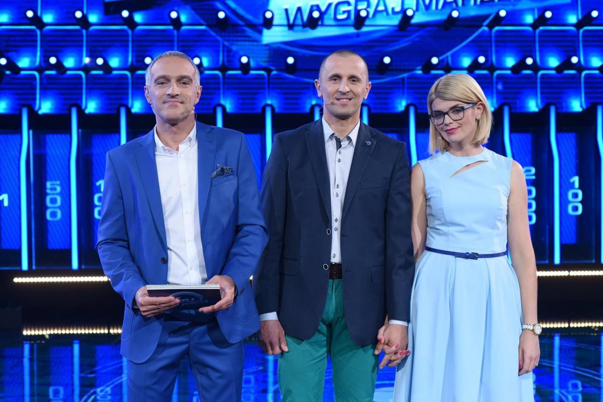 Fot. Facebook.com/The Wall. Wygraj marzenia

Ania i Daniel z prowadzącym Pawłem Orleańskim przed ścianą wielkości 4-piętrowego budynku. 