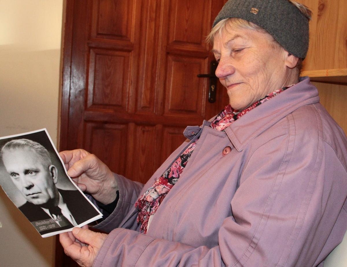 – Uratujmy miejsce spoczynku lubianego dyrektora szkoły. Inni potrafią. Czy my jesteśmy gorsi? – apeluje Halina Hebda. <br/>fot.Roman Kijanka