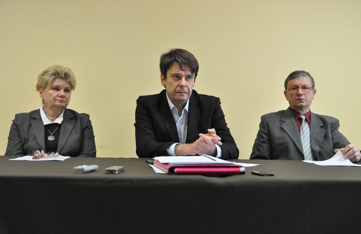 – Naszą legitymacją do zasiadania w tej komisji jest fakt, że mieszkamy w Przemyślu, wyrzucamy śmieci i za nie płacimy – mówią (od lewej) Iwona Szuwarowska, Błażej Wilk i Wojciech Pieprzny. <br/>fot.Paweł Bugira